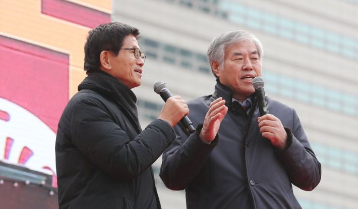 전광훈 목사(오른쪽)와 김문수 전 장관이 지난 2019년 12월 25일 오후 서울 종로구에서 열린 '2019 자유 대한민국 전국 연합 성탄축제'에서 발언하고 있다. 연합뉴스