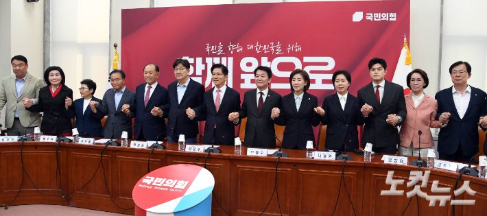 국민의힘 김문수 대선후보와 공동선거대책위원장 등이 11일 오후 국회에서 열린 중앙선거대책위원회 회의에 참석해 기념촬영 하고 있다. 황진환 기자