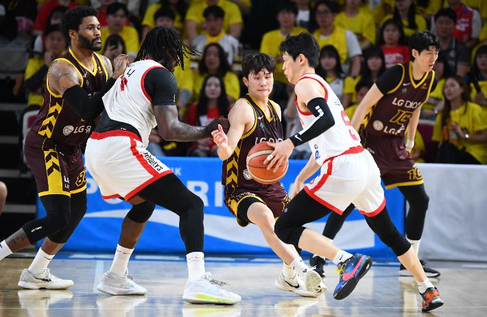 2대2 공격을 전개하는 서울 SK 김선형. KBL