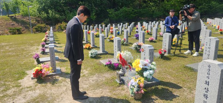 국민의힘 비상대책위원장으로 내정된 김용태 공동선거대책위원장이 12일 국립대전현충원에 위치한 '해병 대원 순직 사건'의 피해자인 고(故) 채수근 상병의 묘역을 찾아 참배했다. 국민의힘 제공