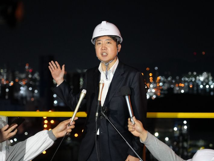 제21대 대통령 선거 공식 선거운동 첫날인 12일 새벽 개혁신당 이준석 대선 후보가 전남 여수시 금호피앤비화학 여수2공장을 방문해 발언하고 있다. 개혁신당 제공