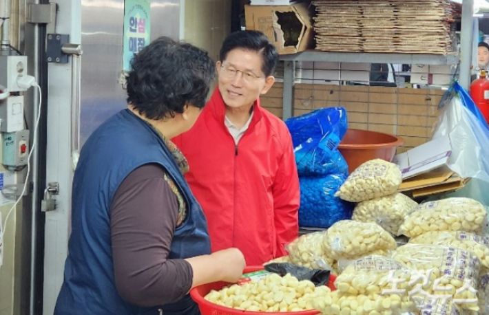 국민의힘 김문수 후보가 12일 서울 송파구 가락시장에서 상인들을 만나고 있다. 서민선 기자