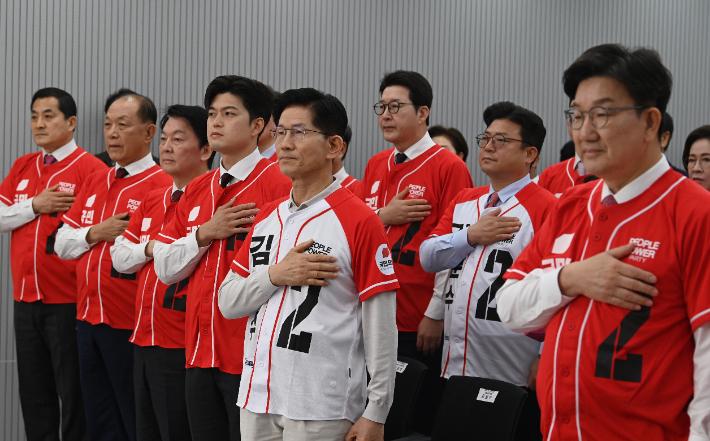 국민의힘 김문수 대선 후보와 권성동 원내대표, 비상대책위원장으로 내정된 김용태 의원 등이 12일 서울 영등포구 여의도 국민의힘 중앙당사에서 열린 중앙선대위 임명장 수여식에서 국민의례를 하고 있다. 연합뉴스