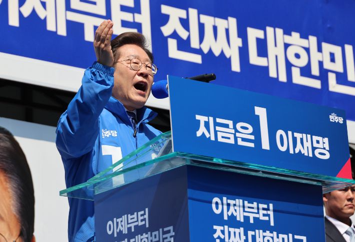 더불어민주당 이재명 대선 후보가 6·3 대통령선거 공식 선거운동 첫날인 12일 서울 광화문광장에서 열린 '빛의 혁명' 광화문 유세에서 시민들에게 지지를 호소하고 있다. 연합뉴스