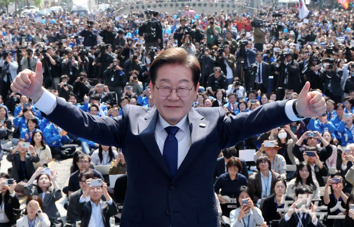 이재명 더불어민주당 후보가 공식선거 첫날인 12일 선거운동을 하는 모습. 류영주 기자