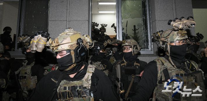 지난해 12월 3일 밤, 윤석열 전 대통령이 비상계엄을 선포한 가운데 4일 새벽 계엄군이 서울 여의도 국회 경내로 진입하고 있다. 박종민 기자