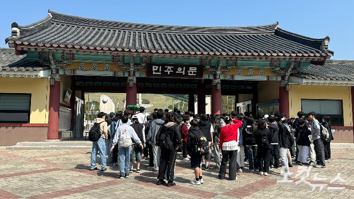 단체 추모객들이 12일 오전 광주 북구 운정동 국립5·18민주묘지 민주의문에 모여있다. 김한영 기자