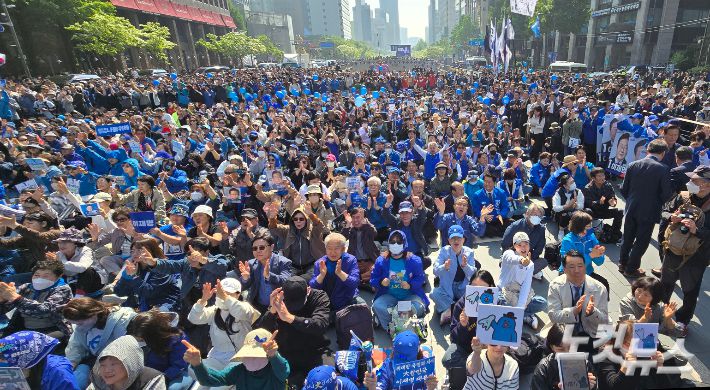 제21대 대통령선거의 공식선거운동이 시작된 12일 오전 서울 청계광장에서 열린 더불어민주당 중앙선대위 출정식에서 시민들이 선거송에 맞춰 함성을 지르고 있다. 류영주 기자