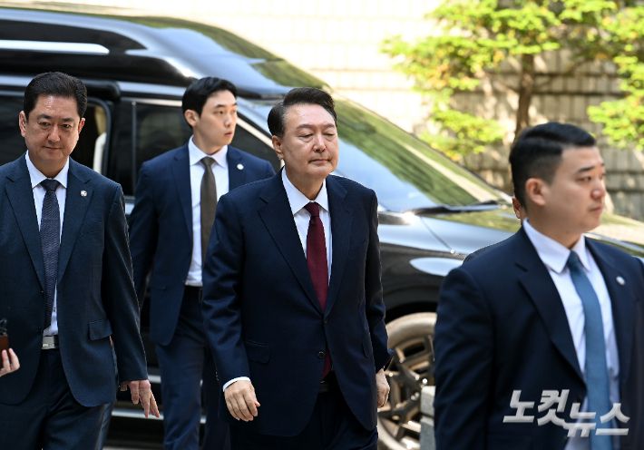 윤석열 전 대통령이 12일 오전 서울 서초구 중앙지방법원에서 열린 내란 우두머리 혐의, 직권남용 권리행사방해 혐의 사건 3차 공판에 출석하고 있다. 사진공동취재단