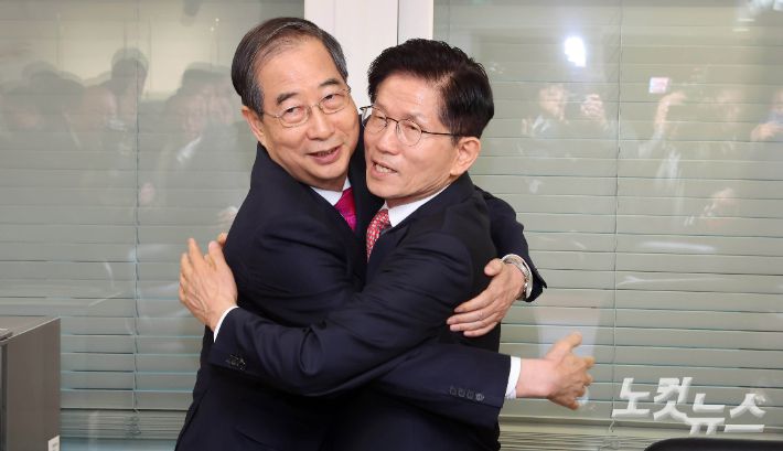 국민의힘 김문수 대선후보와 한덕수 전 국무총리가 11일 오전 서울 여의도 국민의힘 당사 대선후보 사무실에서 만나 포옹을 하고 있다. 황진환 기자