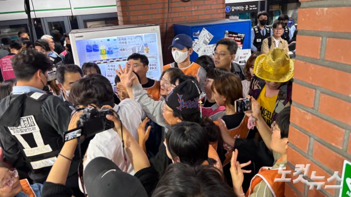 13일 오후 서울 지하철 2호선 시청역 승강장에서 전장연 활동가들과 서울교통공사 직원들이 대치하고 있다. 김수정 기자