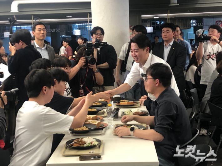 개혁신당 이준석 대선 후보가 13일 대구 북구 경북대에서 재학생들과 함께 식사하기 전 악수하며 인사를 건네고 있다. 대구=이은지 기자