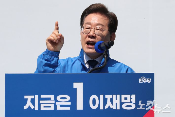 더불어민주당 이재명 대선 후보가 지난 12일 서울 광화문 청계광장에서 열린 출정식 및 첫 유세에서 후보 연설을 하고 있다. 류영주 기자