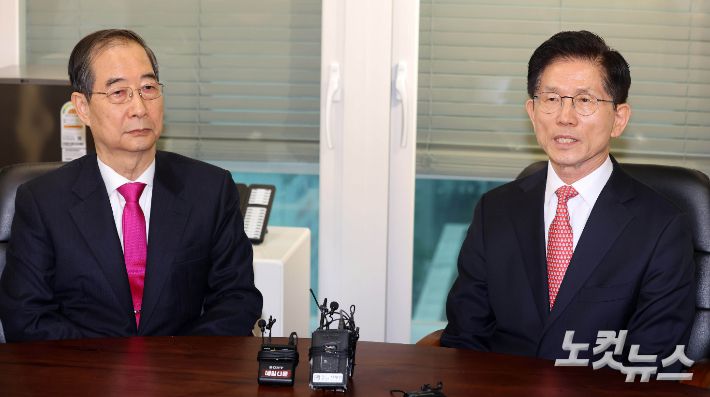 국민의힘 김문수 대선후보와 한덕수 전 국무총리가 11일 서울 여의도 국민의힘 당사 대선후보 사무실에서 회동을 갖고 있다. 황진환 기자