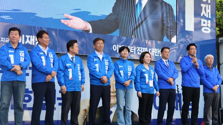 조국혁신당, 진보당, 기본소득당, 사회민주당 등 부산 지역 진보성향 4당의 시당위원장들이 공동선대위원장으로 이름을 올린가운데, 지난 12일 부산 민주당 출정식에서 발언하고 있는 진보당 노정현 부산시당위원장. 부산 민주당 제공