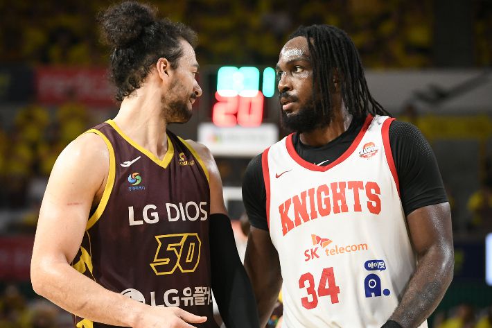 LG 아셈 마레이와 SK 자밀 워니. KBL