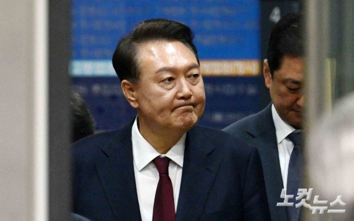 12·3 비상계엄 사태와 관련해 내란 우두머리 혐의 등으로 기소된 윤석열 전 대통령이 12일 서울 서초구 서울중앙지방법원에서 열린 3차 공판을 마친 뒤 법원을 나서고 있다. 사진공동취재단