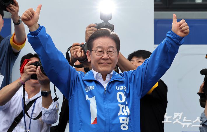 이재명 더불어민주당 대선후보가 14일 창원시 상산구 상남분수광장에서 열린 집중 유세에서 지지를 호소하고 있다. 창원=류영주 기자