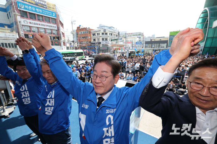 더불어민주당 이재명 대선 후보가 13일 경북 구미역광장에서 열린 유세에 참석해 손을 들며 인사하고 있다. 구미=류영주 기자