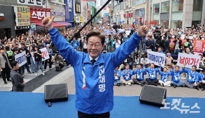 이재명 더불어민주당 대선 후보가 13일 대구 중구 동성로 광장에서 열린 대구 집중유세에서 지지를 호소 하고 있다. 대구=류영주 기자