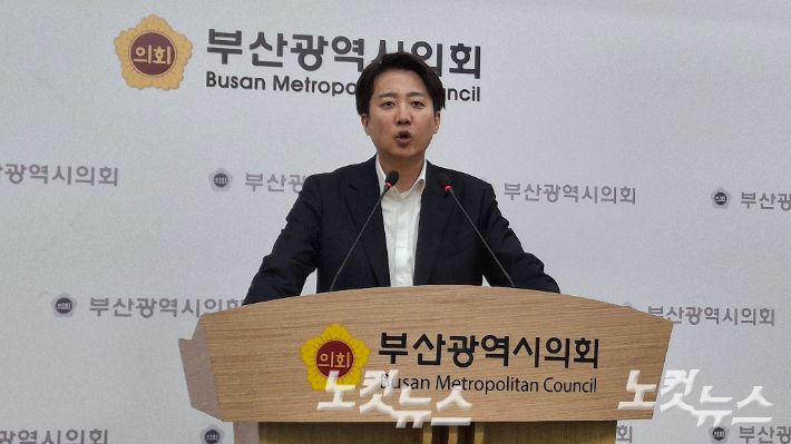 11일 부산 찾은 개혁신당 이준석 후보가 부산시의회에서 공약을 발표하고 있다. 강민정 기자