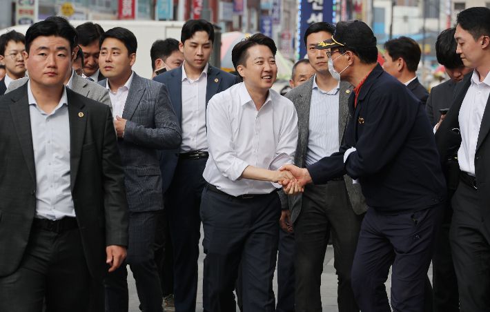 개혁신당 이준석 대선 후보가 14일 부산 자갈치시장을 방문해 시민과 인사를 나누고 있다. 연합뉴스