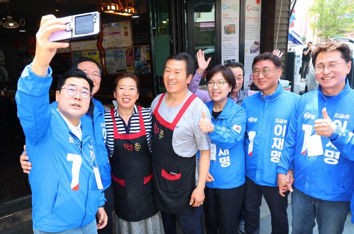 셀카 찍는 박찬대 상임 총괄선대위원장과 정은경 총괄선대위원장     (인천=연합뉴스) 임순석 기자 = 더불어민주당 박찬대 상임 총괄선대위원장과 정은경 총괄선대위원장이 6·3 대통령선거 공식 선거운동 첫날인 12일 인천 중구 신포동에서 더불어민주당 이재명 대선 후보 지원 유세를 하며 시민들과 셀카를 찍고 있다. 2025.5.12     soonseok02@yna.co.kr (끝)   <저작권자(c) 연합뉴스, 무단 전재-재배포, AI 학습 및 활용 금지> 연합뉴스