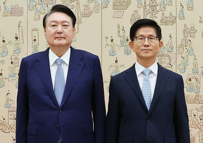 작년 8월 당시 윤석열 대통령이 장관 임명장 수여식에서 김문수 고용노동부 장관에게 임명장을 수여하고 있다. 연합뉴스