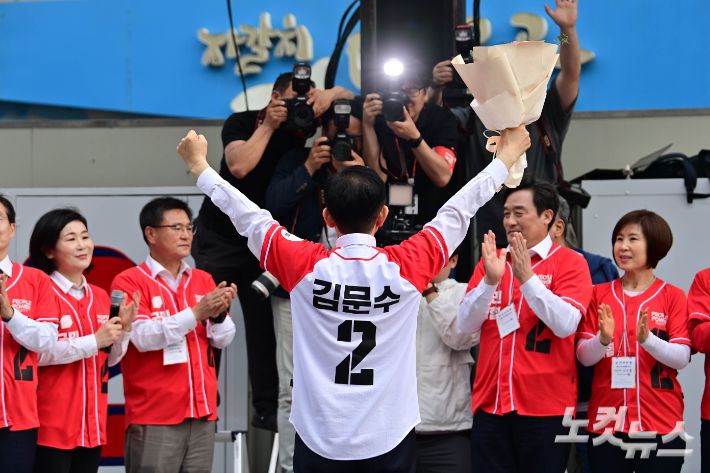 김문수 국민의힘 대선 후보가 13일 부산 중구 자갈치시장에서 유세를 하고 있다. 부산=황진환 기자