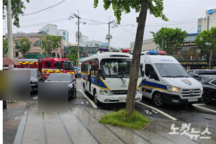 유세장 주변에 경찰 작전차량과 소방 차량이 대기하고 있다. 고영호 기자