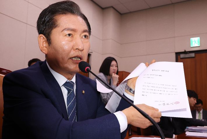 14일 국회에서 열린 법원조직법·공직선거법·헌법재판소 등을 심사하는 법제사법위원회 전체회의에서 더불어민주당 소속 정청래 위원장이 대법관들의 불출석 사유서를 보여주고 있다. 연합뉴스