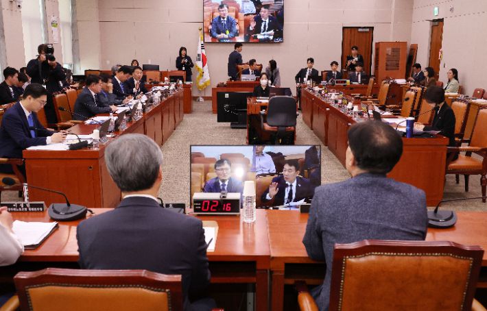 14일 국회에서 열린 법제사법위원회의 조희대 대법원장 등 사법부의 대선개입 의혹 진상규명 청문회가 국민의힘 의원들의 불참속에 진행되고 있다. 연합뉴스