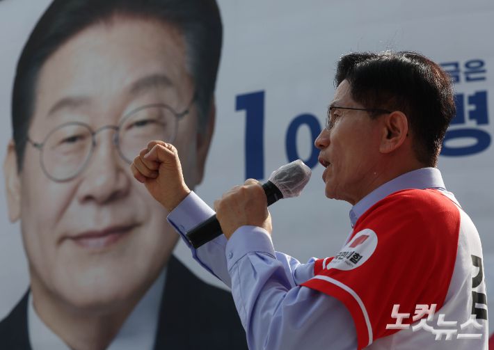 국민의힘 김문수 대선후보가 14일 오후 경남 밀양시 중앙로에서 열린 선거유세에서 지지자들에게 연설을 하고 있다. 김 후보 뒤로 더불어민주당 이재명 후보의 대형 현수막이 보이고 있다. 밀양=황진환 기자