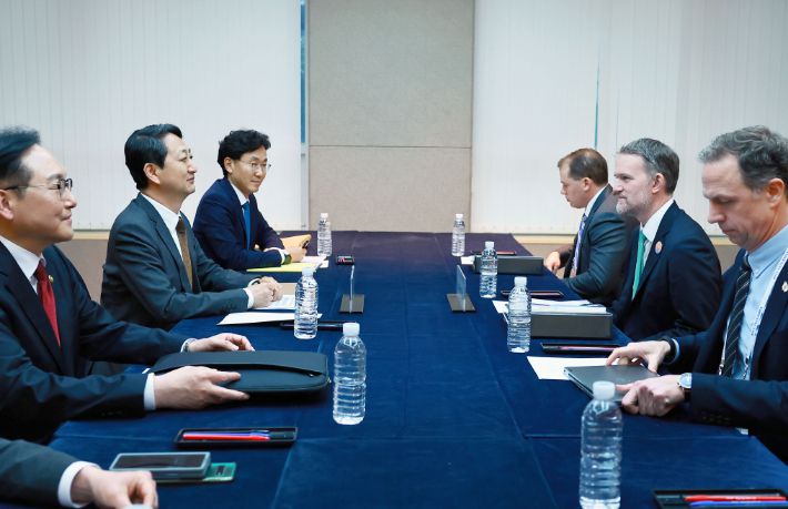 안덕근 산업통상자원부 장관이 16일 제주 서귀포시 제주국제컨벤션센터(ICC)에서 제이미슨 그리어 미국 무역대표부 대표와 면담하고 있다. 산업부 제공