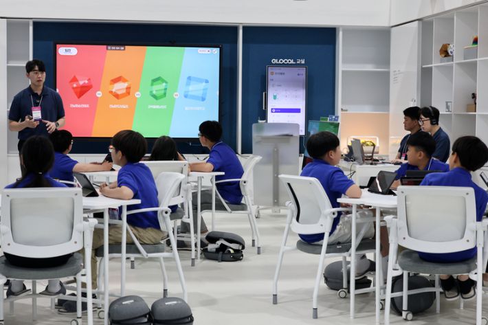 2024 대한민국 글로컬 미래교육 박람회에서 학생들이 미래교실에서 학습 체험을 하고 있다. 연합뉴스