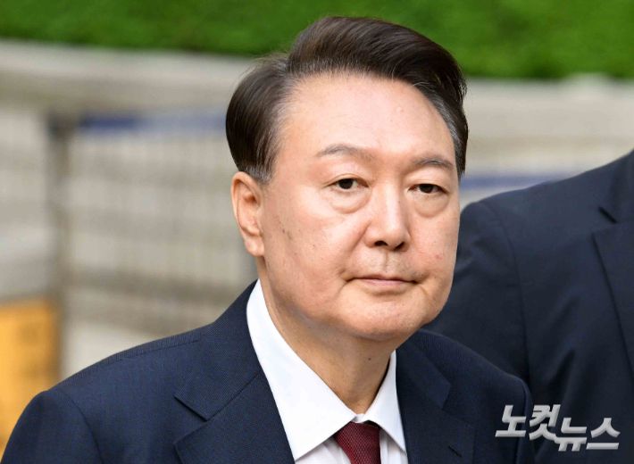 12·3 비상계엄 사태와 관련해 내란 우두머리 혐의 등으로 기소된 윤석열 전 대통령이 12일 서울 서초구 서울중앙지방법원에서 열린 3차 공판을 마친 뒤 법원을 나서고 있다. 사진공동취재단