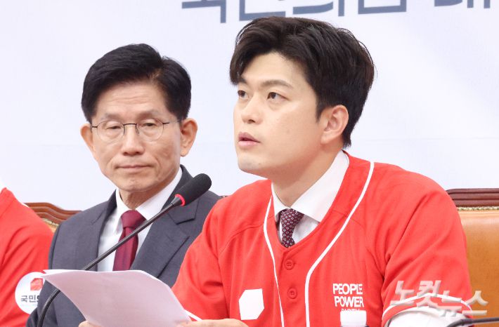 국민의힘 김용태 공동선거대책위원장이 15일 서울 여의도 국회에서 열린 중앙선대위 회의 및 중앙선대위 임명장 수여식에서 발언을 하고 있다. 윤창원 기자