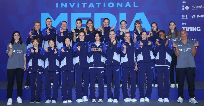 김연경이 16일 인천 삼산월드체육관에서 열린 'KYK 인비테이셔널 2025 미디어 데이'에서 김연경과 여자 배구 세계올스타 선수들이 기념 촬영하고 있다. 연합뉴스
