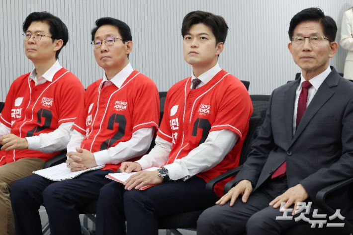 김문수 국민의힘 대선 후보와 김용태 공동선거대책위원장이 15일 여의도 중앙당사에서  열린 대한민국교원조합원 제21대 대선 정책제안서 전달식에 참석해 있다. 윤창원 기자