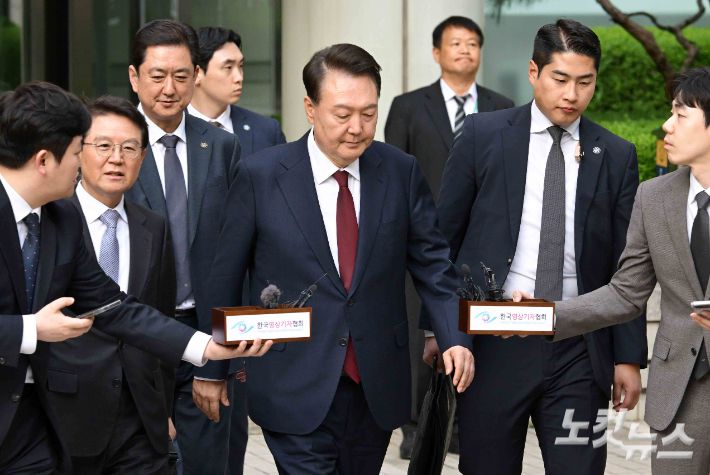 12·3 비상계엄 사태와 관련해 내란 우두머리 혐의 등으로 기소된 윤석열 전 대통령이 12일 서울 서초구 서울중앙지방법원에서 열린 3차 공판을 마친 뒤 법원을 나서고 있다. 사진공동취재단