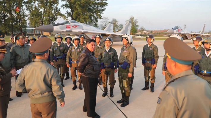 김정은 북한 국무위원장이 지난 15일 제1공군사단 관하 비행연대를 방문해 공군 반항공(방공)전투 및 공습 훈련을 지도하고 "전군의 모든 부대들이 항시적인 임전 태세, 격동상태에서 전쟁 준비에서의 획기적 전환을 가져와야 한다"고 강조했다고 조선중앙TV가 17일 보도했다. 연합뉴스