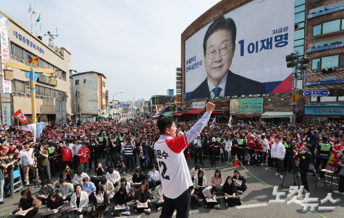 국민의힘 김문수 대선후보가 14일 오후 경남 밀양시 중앙로에서 열린 선거유세에서 지지자들에게 연설을 하고 있다. 김 후보 앞으로 더불어민주당 이재명 후보의 대형 현수막이 보이고 있다. 밀양=황진환 기자
