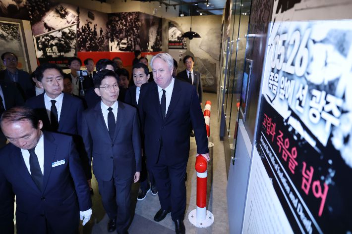 국민의힘 김문수 대선 후보가 17일 광주 북구 국립 5·18 민주묘지를 찾아 참배한 뒤 5.18추모관을 둘러보고 있다. 연합뉴스