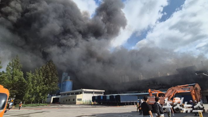 17일 오후 4시 30분쯤 광주 광산구 소촌동 금호타이어 광주공장에서 검은 연기가 올라오고 있다. 한아름 기자