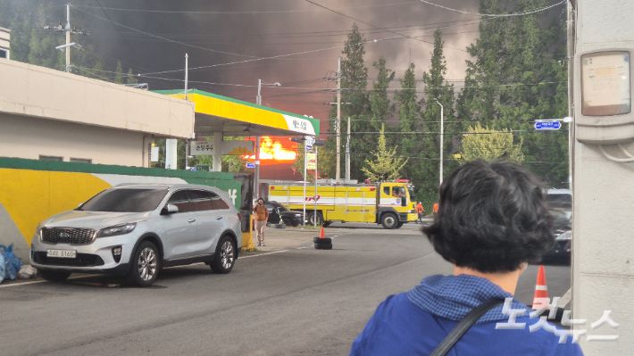17일 오후 4시쯤 광주 광산구 소촌동 주민이 금호타이어 광주공장에서 타오르는 불길을 바라보고 있다. 한아름 기자