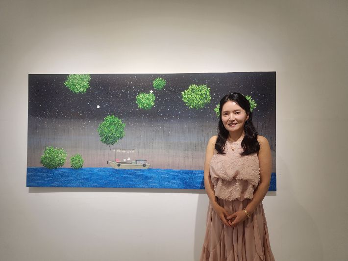 이영지 작가가 자신의 작품 '나, 너무 좋아' 앞에서 포즈를 취하고 있다. 곽인숙 기자