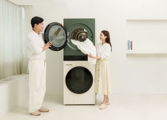 LG전자 워시타워의 국내 누적 판매량이 100만 대를 돌파했다. 복합형 세탁건조기 시장을 열고, 세탁건조기 사용에 대한 고객의 사용 경험을 획기적으로 개선한 결과다. LG전자 모델들이 워시타워를 체험하고 있다. LG전자 제공