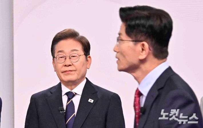 김문수 국민의힘 대선후보가 18일 서울 마포구 SBS프리즘타워에서 열린 중앙선거방송토론위원회 주관 제21대 대통령선거 후보자토론회에 참석하고 있다. 왼쪽은 이재명 더불어민주당 대선후보. 국회사진취재단