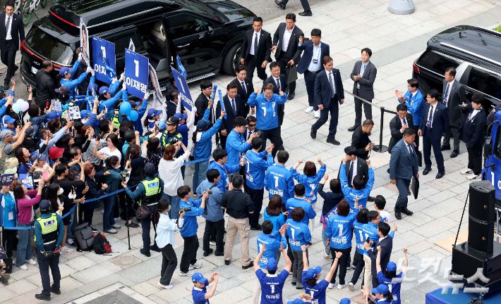 이재명 더불어민주당 대선후보가 19일 서울 영등포구 타임스퀘어 앞에서 열린 유세에 참석하고 있다. 윤창원 기자