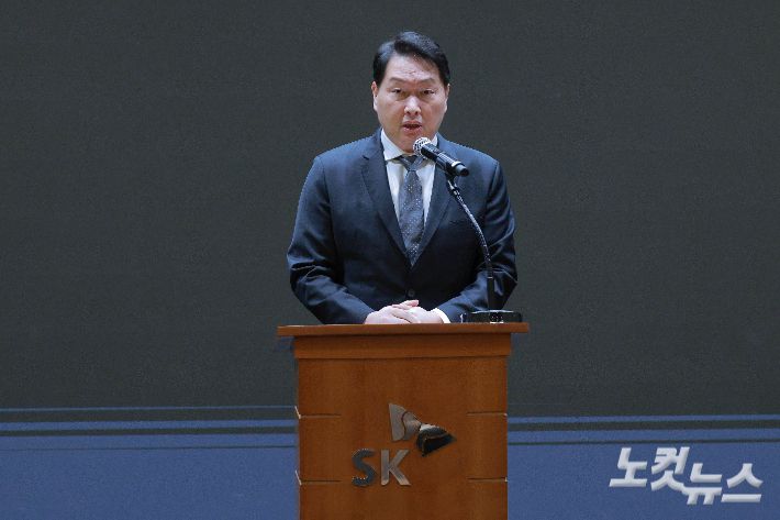 최태원 SK그룹 회장이 지난 7일 오전 서울 중구 SKT타워에서  SK텔레콤 이용자 유심(USIM) 정보 해킹 사고와 관련해 기자회견을 하고 있다. 류영주 기자